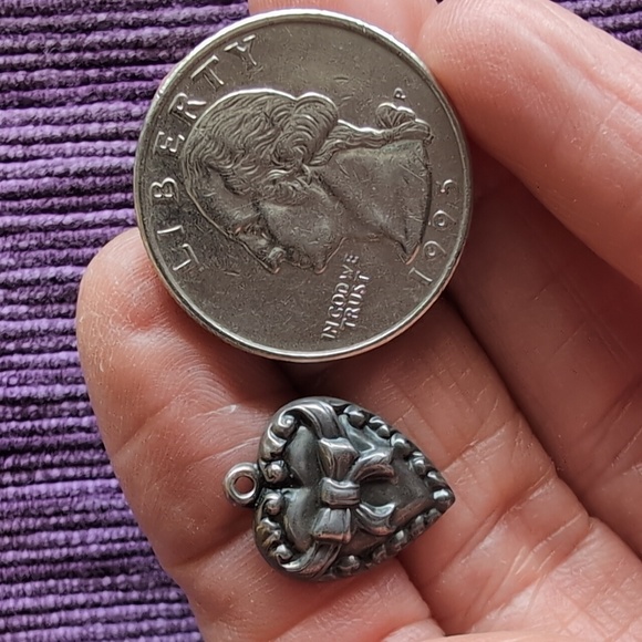 Antique sterling silver puffed heart charm - Picture 4 of 5